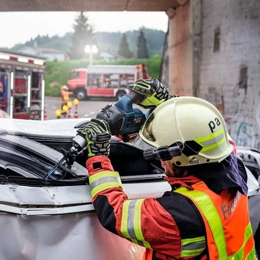 Bosch GSA 18V-32 Professional Solo аккумуляторная ножовка (без АКБ и ЗУ), 06016A8108